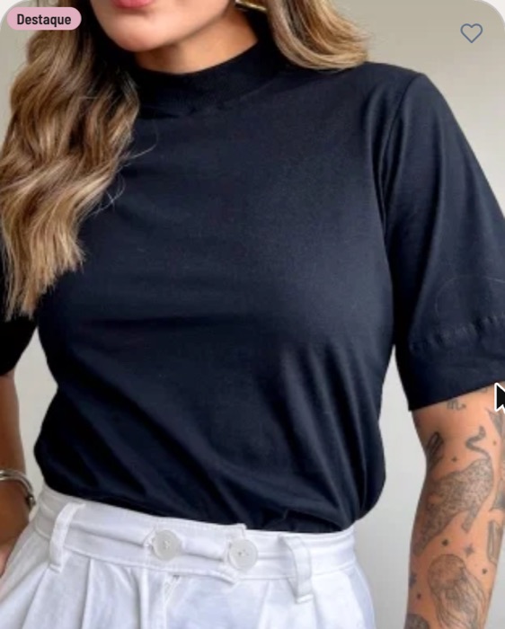 T-shirt gola alta preta Tatá Closet